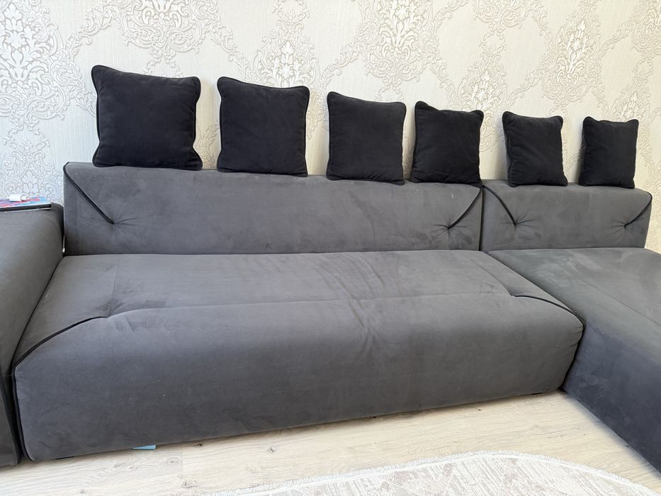 Продам диван в черном цвете!