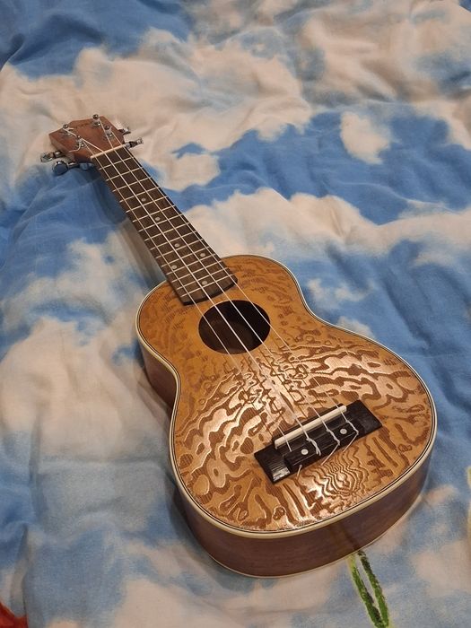 Укулеле с ремешком