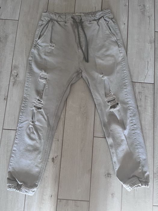 Дънки и спортен панталон