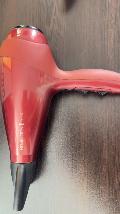 Продавам сешоар Remington AC9096 Silk