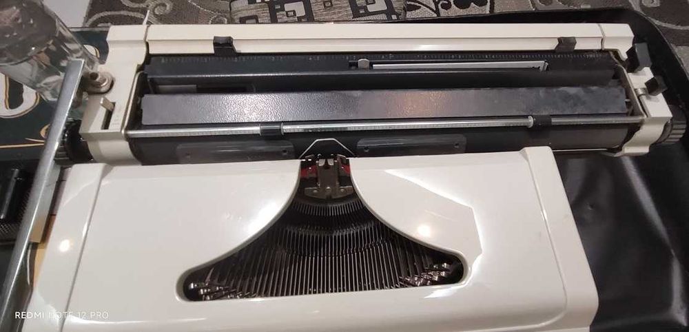 Пишеща машина с куфар