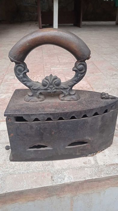 Стара ютия на въглища