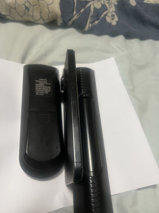 Vand iphone 12 pro max impecabil 256 gb baterie 100 la 100 putin fisurat pe spate un pic de tot nu deranjeaza