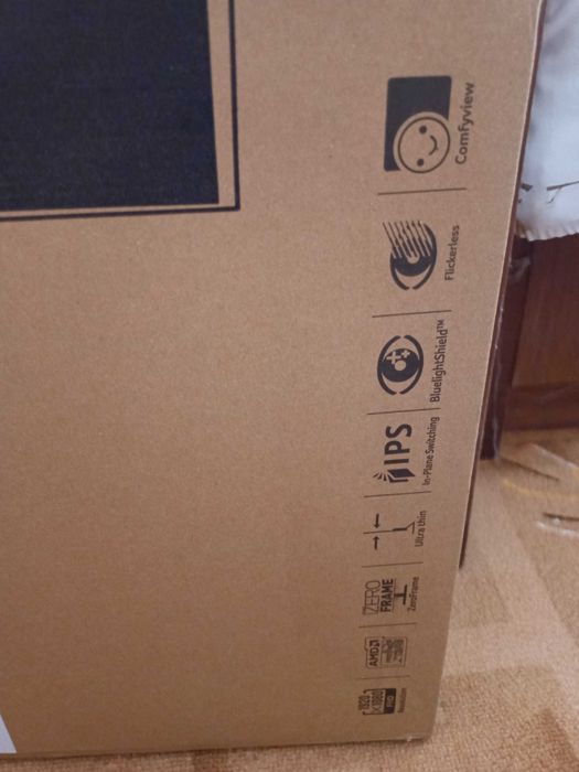 два идентични монитора за компютър ACER