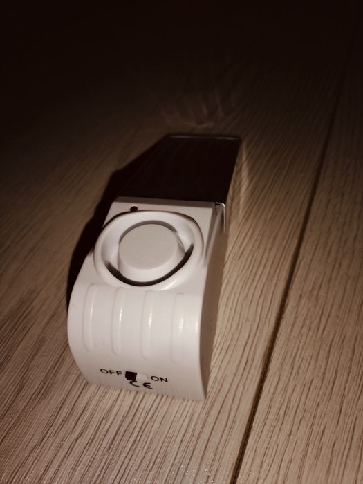 Opritor de usa cu alarma