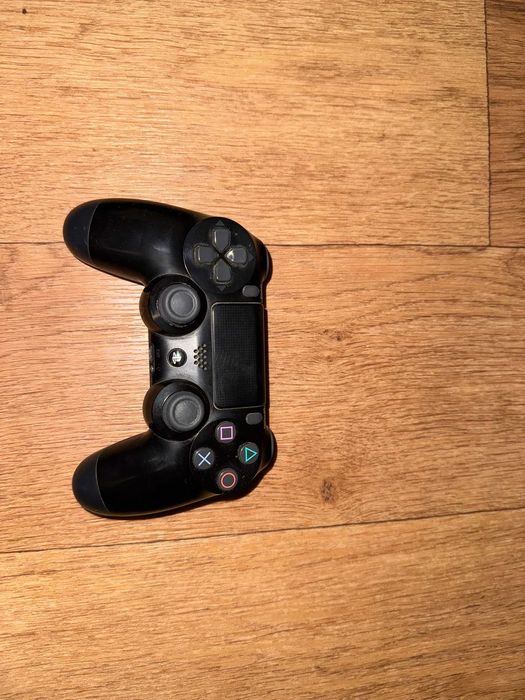 Продам Sony PlayStation 4 PRO (2 геймпада + 4 диска)