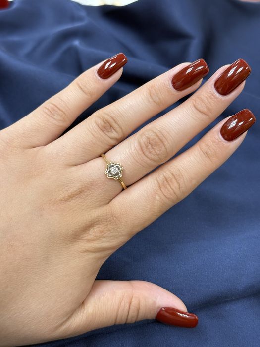 Золотое кольцо с бриллиантом