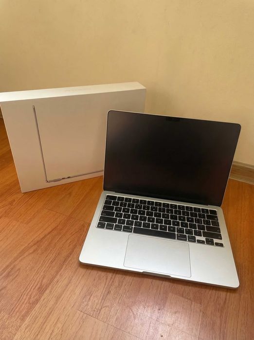 MacBook Air 13.6" (M2, 2024) - 16 GB / 256 GB, полный комплект