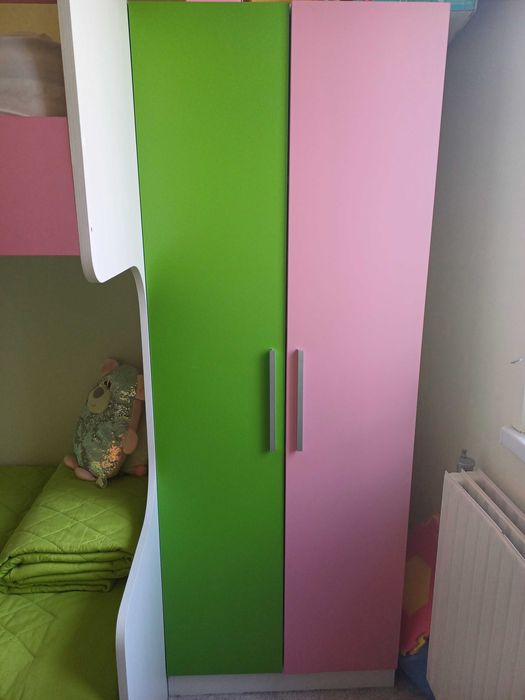 Двуетажно легло с гардероб