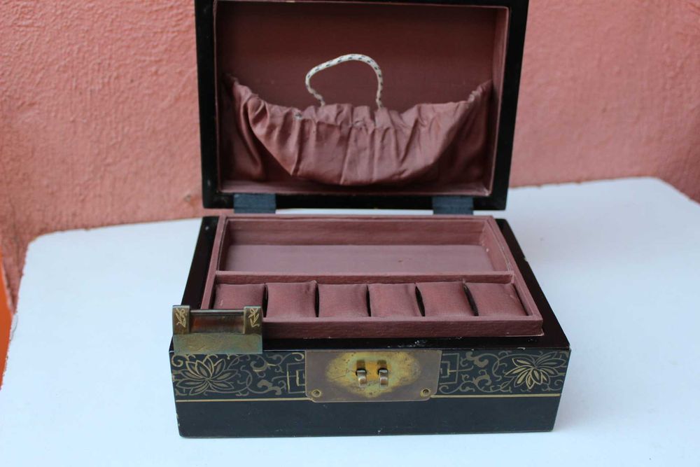 Cutie bijuterii CHINA, LAQUER, lac pe lemn si JAD / QUARTZ