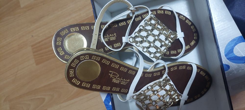 Продам босоножки