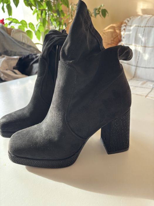 Черни боти с ток и камъчета