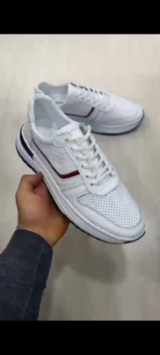 Продам мужские кроссовки