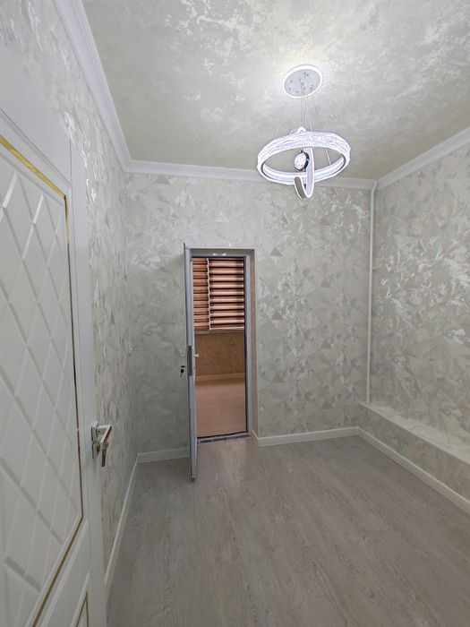 Микрорайонда 3 этажда 1хона 2хона килинган квартира срочна сотилади