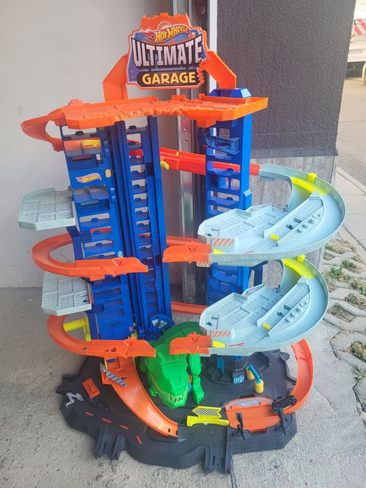 Hot Wheels CITY Комплект за игра "МЕГА Гараж с Т-РЕКС