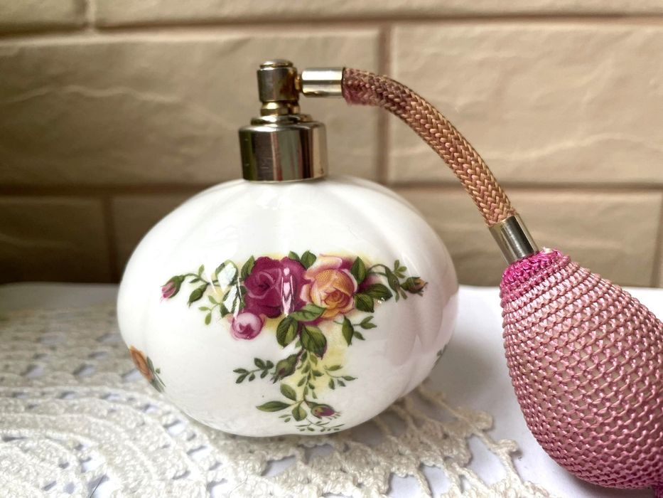 ROYAL ALBERT красиво порц.шише за парфюм от Англия
