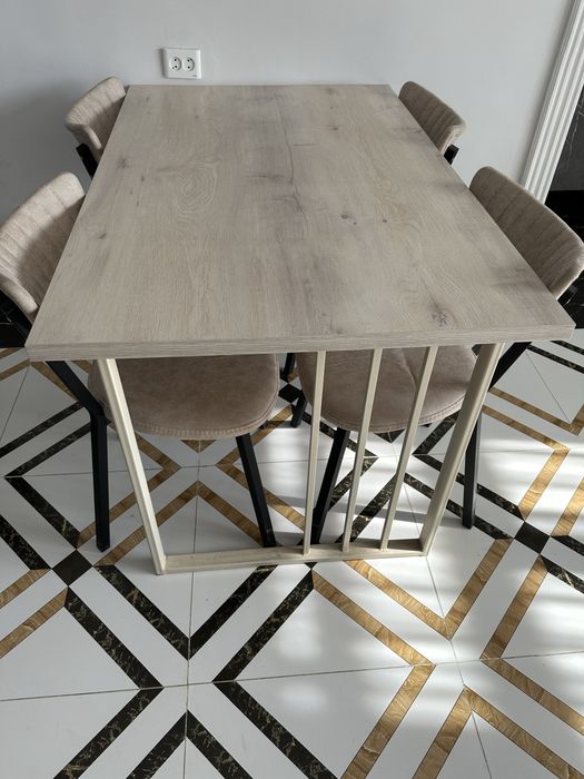 Restoran yoki kafe uchun stol va stullar