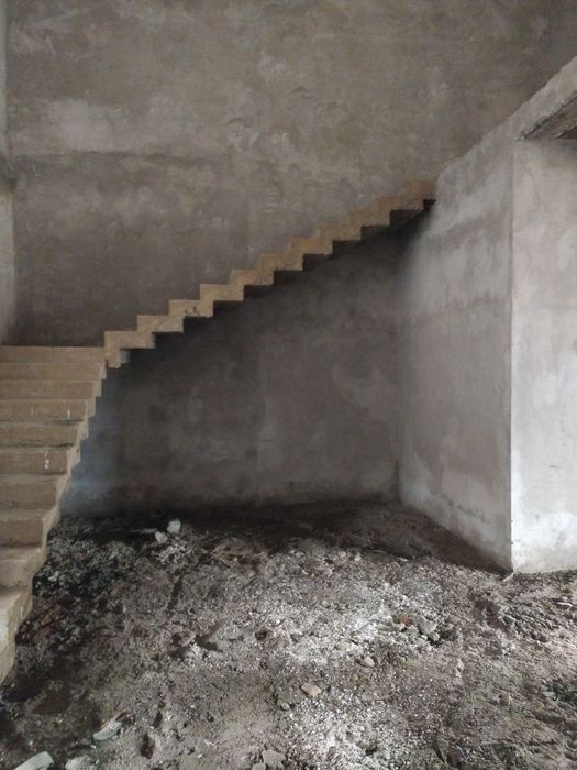 Продается коробка на Охунбабаеве.    Коробка холатида уй сотилади