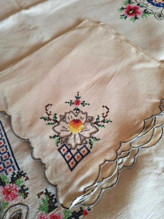 Ленена ръчно бродирана покривка