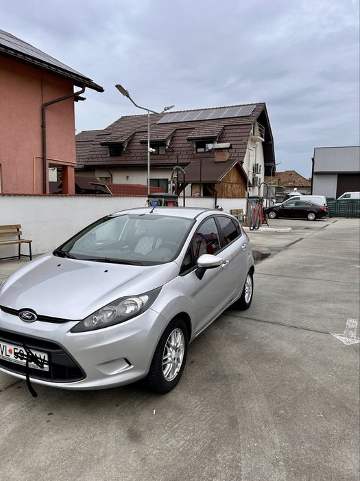 Vand Ford Fiesta GPL . 99000 km în creștere .