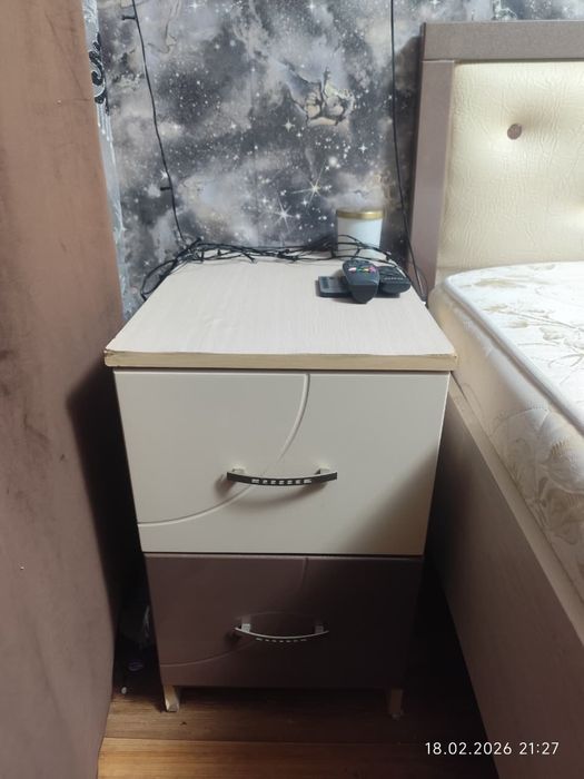 Кровать тумбочки комод с зеркалом гарнитур