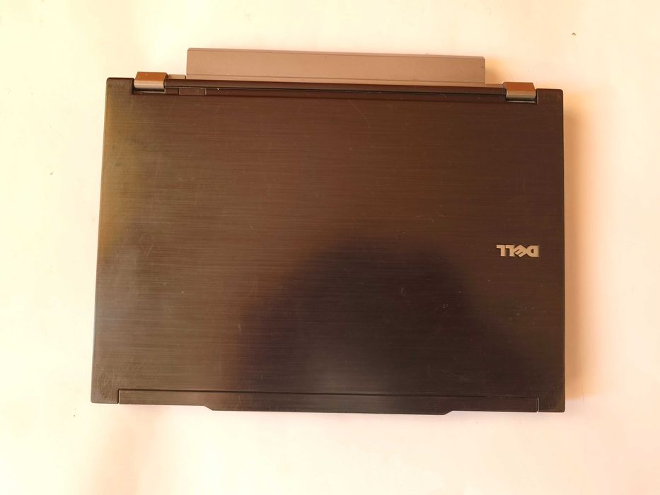 Лаптоп dell latitude e4300 4b/ 250gb подсветка на клавиатура, здрава батерия