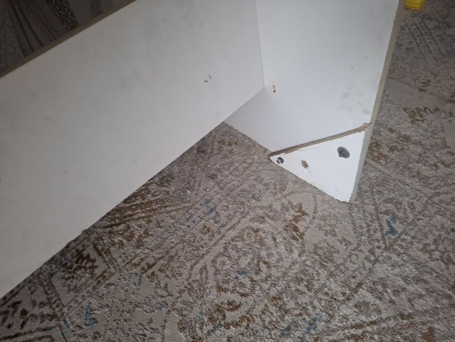 Продам уголок и  стол