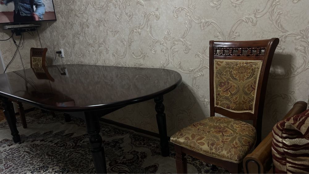 Стол для гостей с 6 стульями.