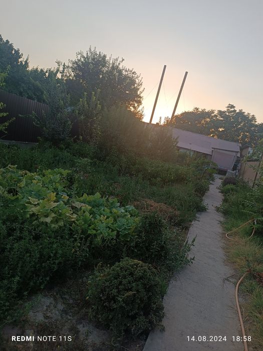 10 соток  6 хона Ховли сотилади Янгиюл Сахарнийда