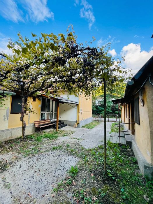Casă de vânzare și anexă, teren 2287 mp