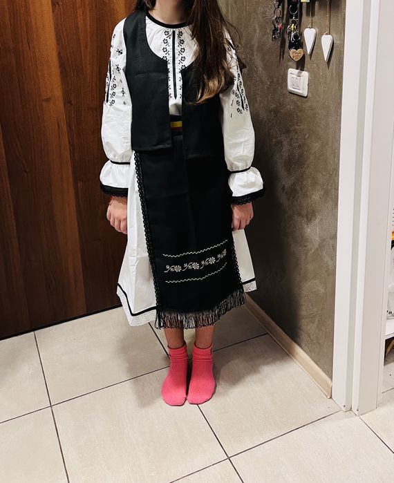 Costum popular si pantofi