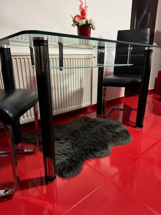 Vand masa din sticla cu picioare din piele.