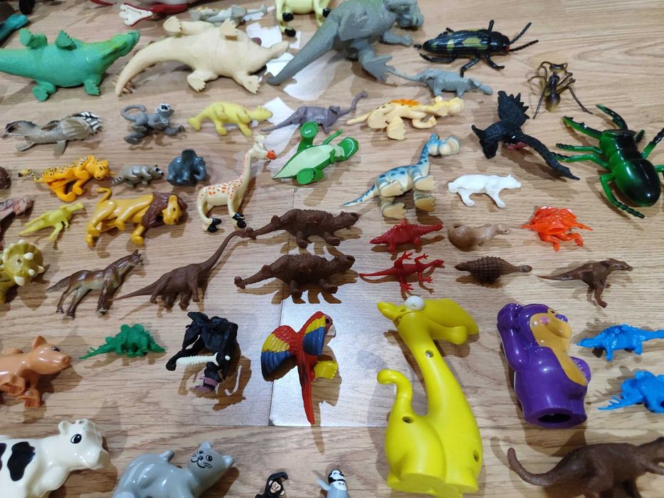 Животные и насекомые. Игрушки резина и пластмасс.