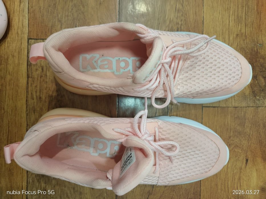 Продам кроссовки женские