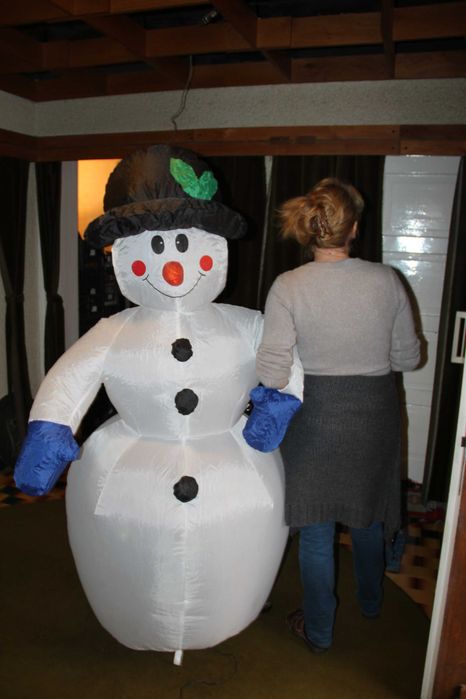 Om de zapada autogonflabil, decor de Sarbatori pentru copii