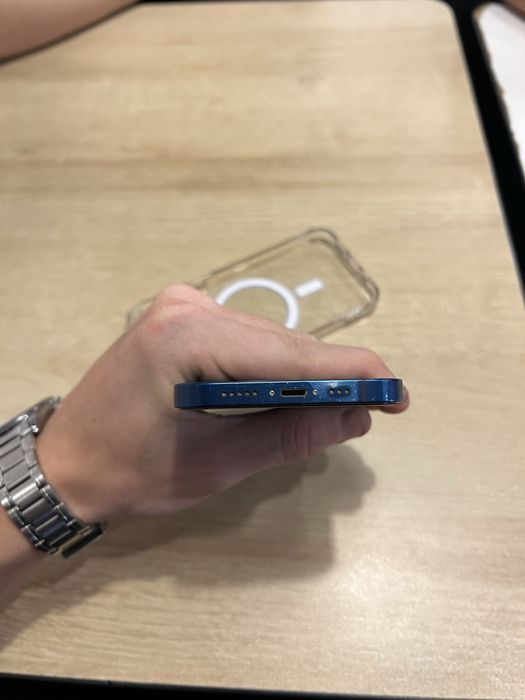 Продам Iphone 12