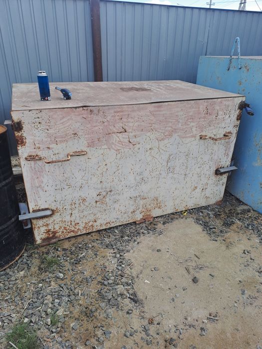 Железный ящик для инструментов