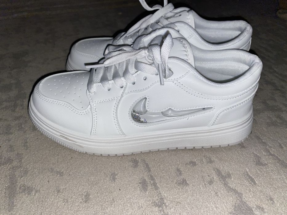 кроссовки белые