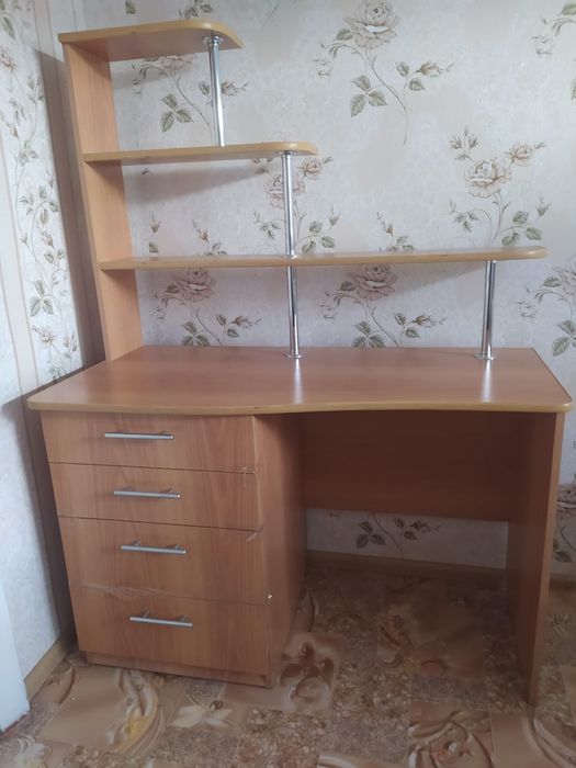 Продам письменный(компьютерный )стол,новый