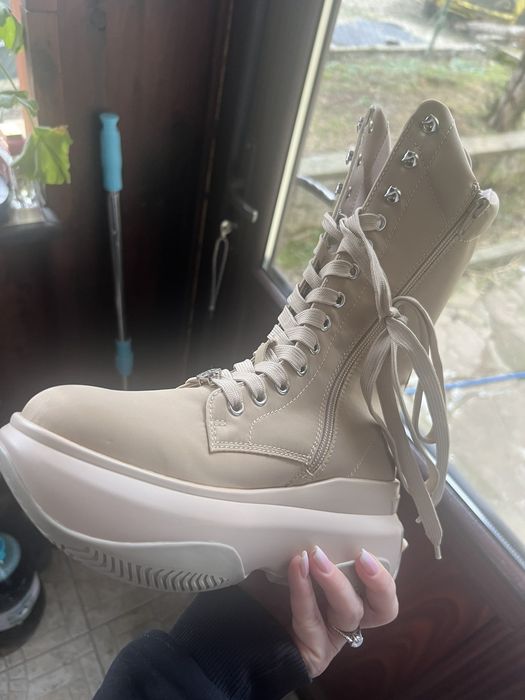 Боти дамски бежови