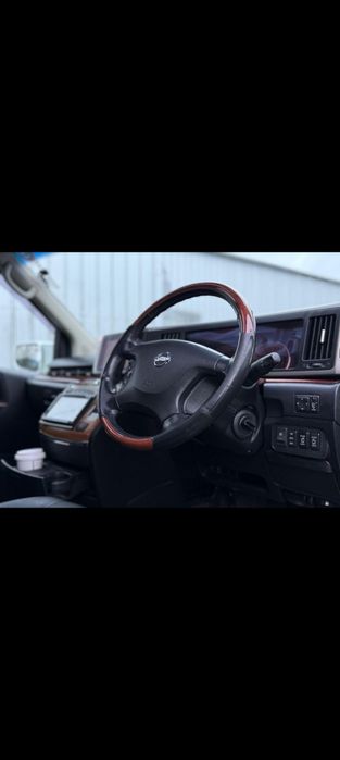 Vând său schimb Nissan elgrad