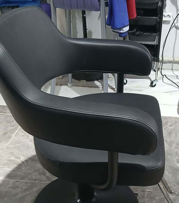 Парикмахерское кресло, и помощник парикмахера