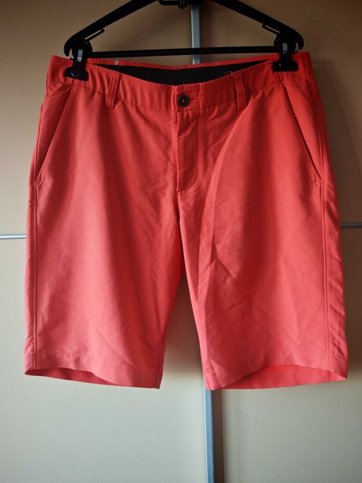 Vând pantaloni sport Under Armour