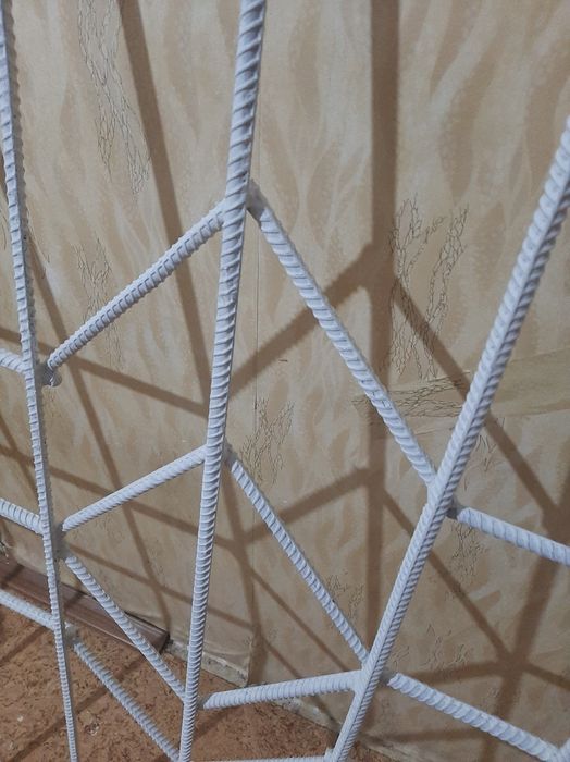 Продам 2 железные решетки .