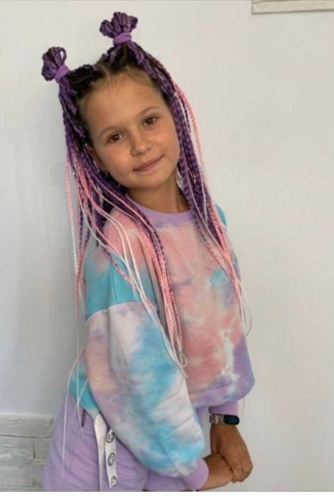 Косички за момичета - стил и усмивки.