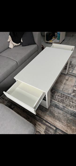 Бяла холна маса с две чекмеджета