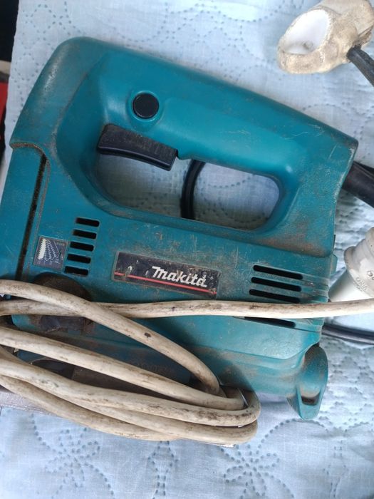 Продам лобзик макита