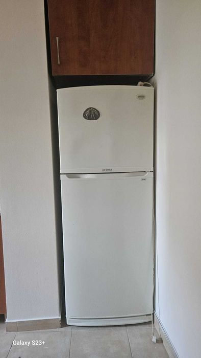 Bucatarie cu masa, aragaz si hota "Ariston"