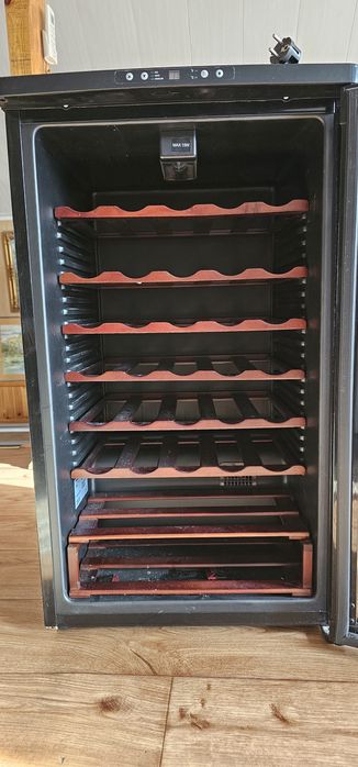 Винный шкаф холодильник.