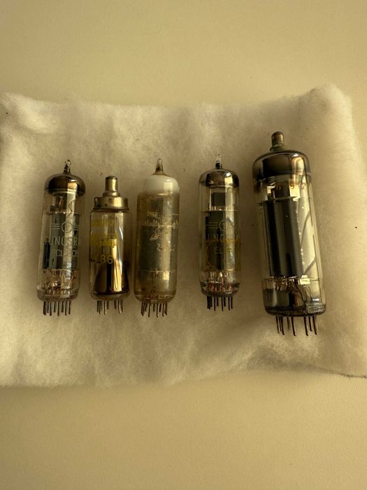 Vand diverse lampi vechi televizor/radio